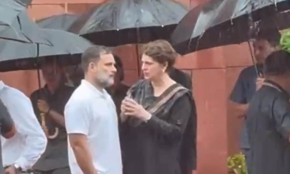 VIDEO:छतरी लेकर पहुंचा सिक्योरिटी गार्ड लेकिन बारिश में भीगते रहे राहुल गांधी