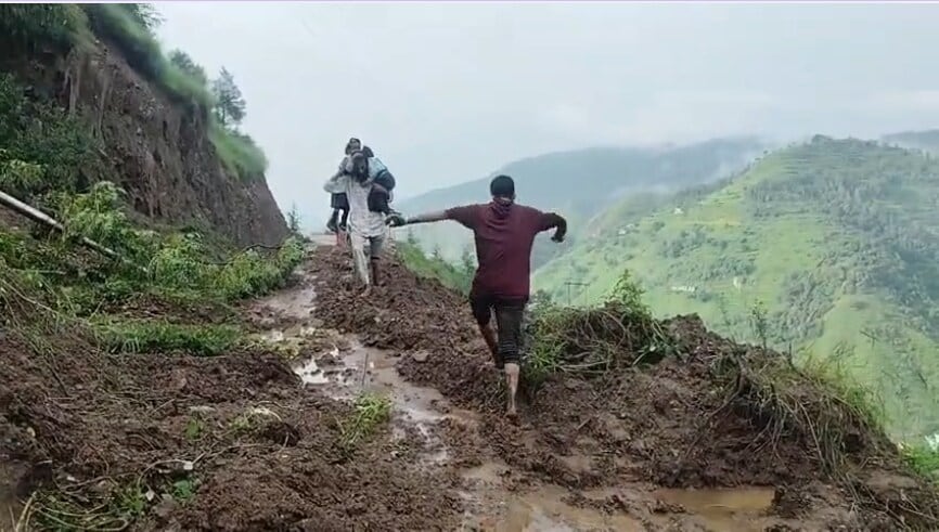 शाहदरा शरीफ में बरपा लैंडस्लाइड का कहर बच्चों को कंधों पर उठाकर स्कूल पहुंच रहे मां-बाप 
