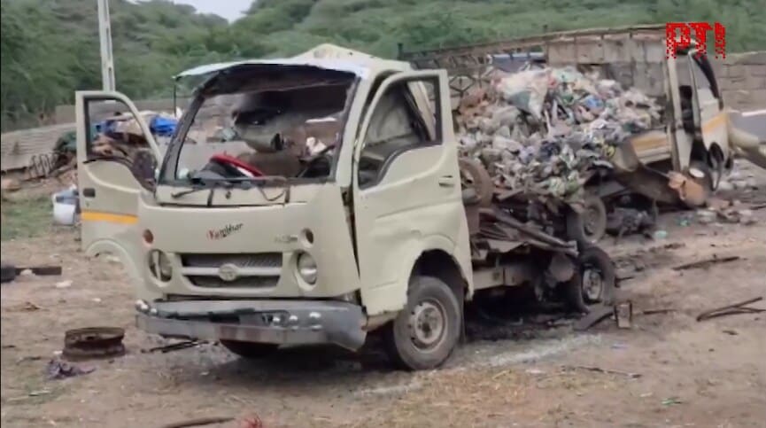 कच्छ में कबाड़ के बाड़े में भीषण धमाका CCTV में दिखी तबाही एक ही परिवार के 4 लोगों की मौत