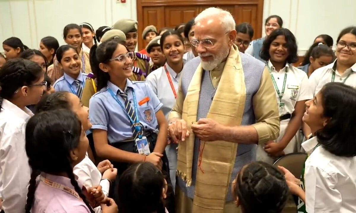 VIDEO: राखी बंधवाते समय PM मोदी ने छोटी बच्ची से कहा मेरे लिए महाकाल का प्रसाद लाना