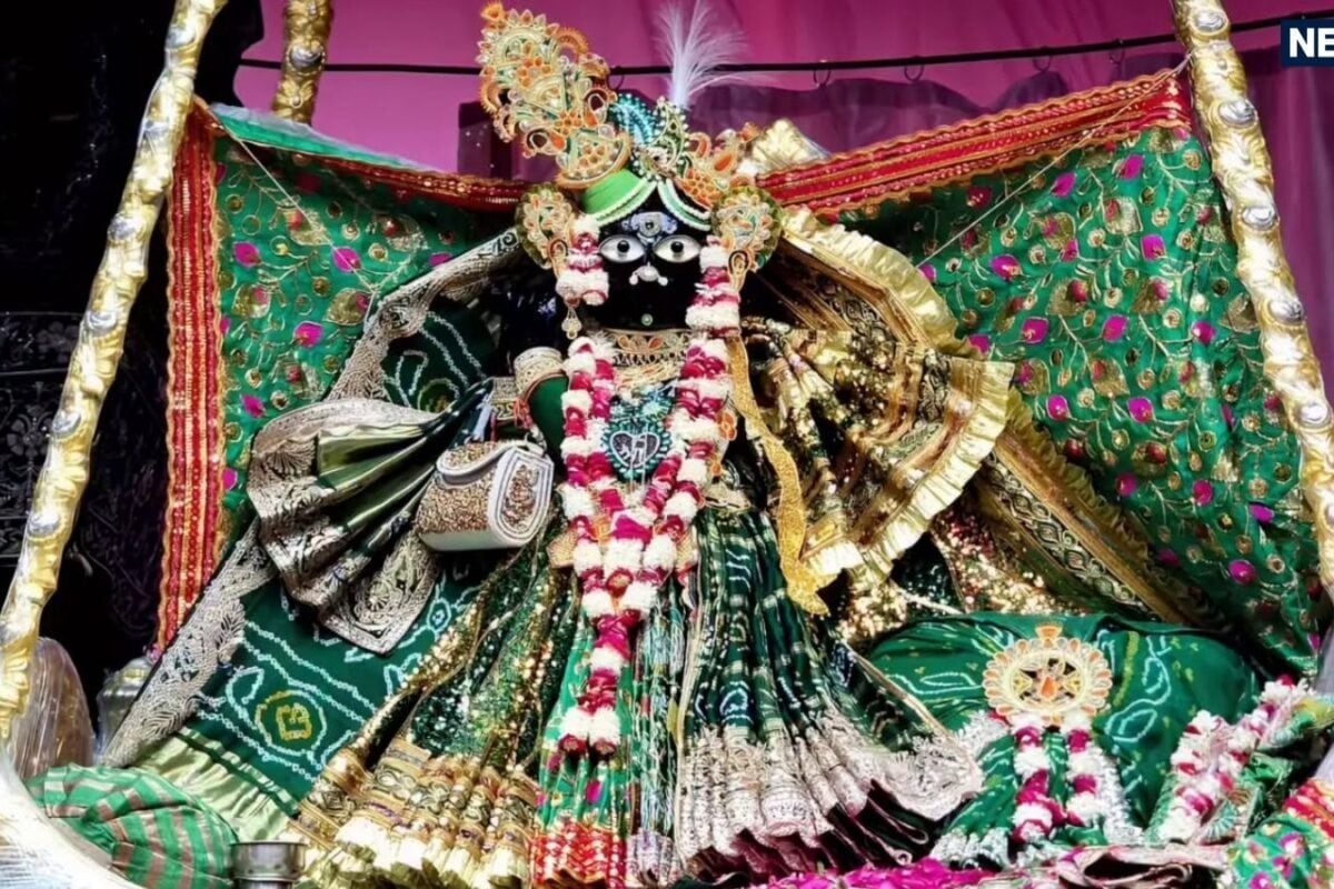 हरियाली तीज पर हरे रंग में रंगे बांके बिहारी 1000 किली के सोने-चांदी के हिंडोला पर राधारानी संग झूले ठाकुरजी