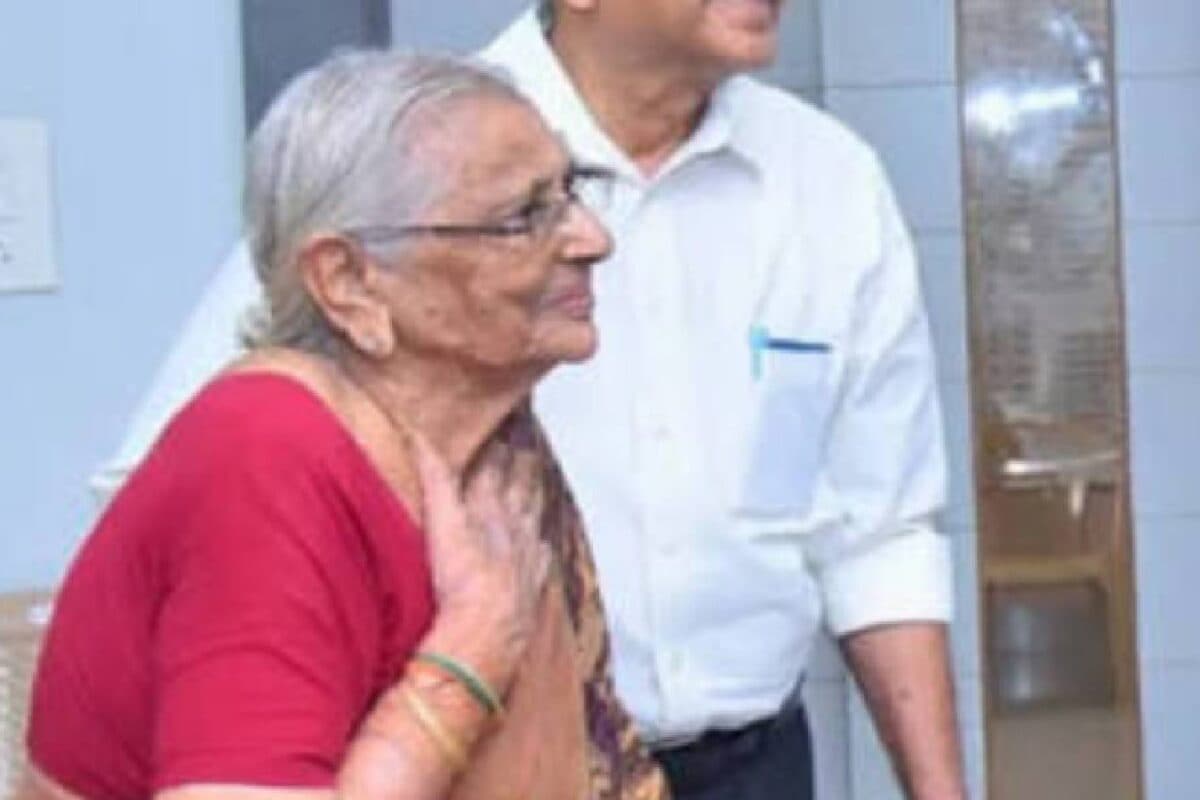 आंसुओं में डूबी 94 साल की अम्मा ने छोड़ा अमेर‍िका मांग रहीं भारतीय नागरिकता वजह कर देगी भावुक