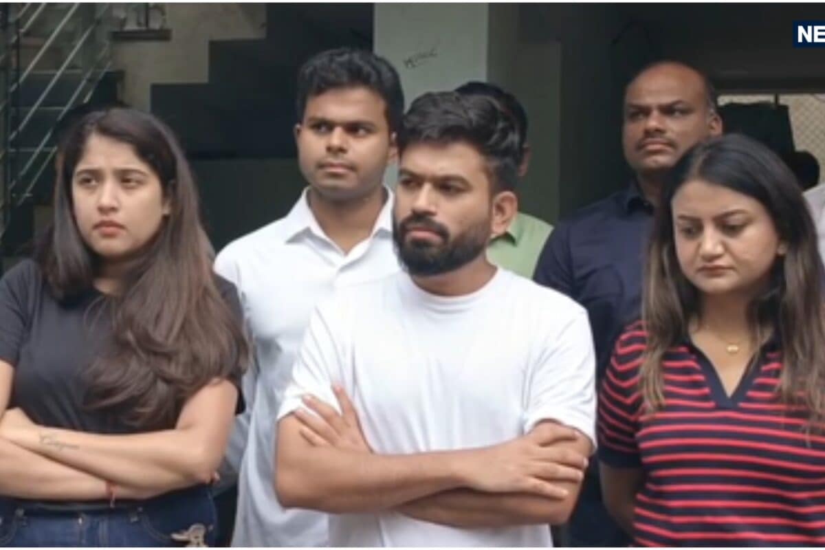 क्या राजनीति में कदम रखेंगे अभिजीत दीपके कॉकरोच जनता पार्टी के चीफ ने बता दी आगे की रणनीति