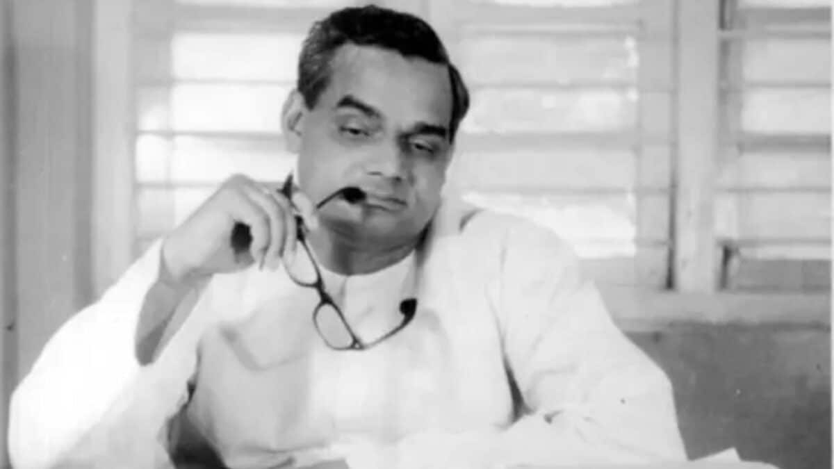 अटल बिहारी वाजपेयी की पुण्यतिथि: बड़े भाई की चुटकी और गोरखपुर से जुड़े किस्से