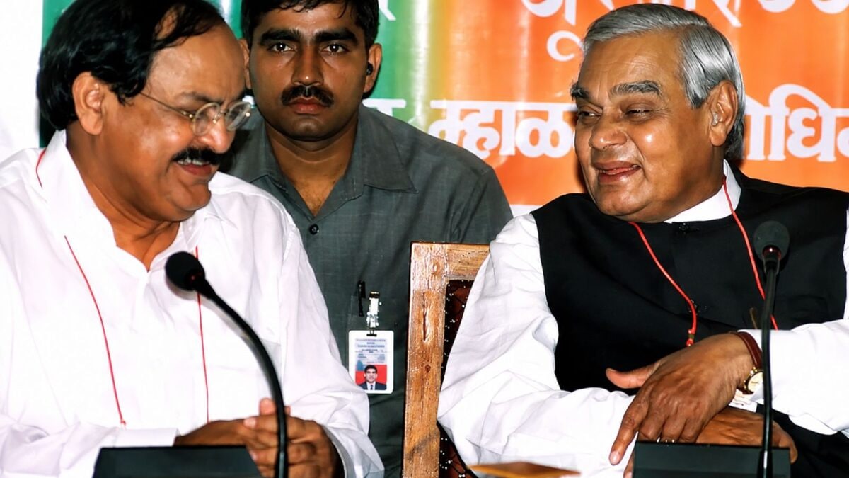 तांगे पर प्रचार करने वाले को अटल बिहारी वाजपेयी ने बनाया अपना ‘बॉस’, 77 की उम्र में भी गुरु की पुण्यतिथि नहीं भूले वेंकैया नायडू