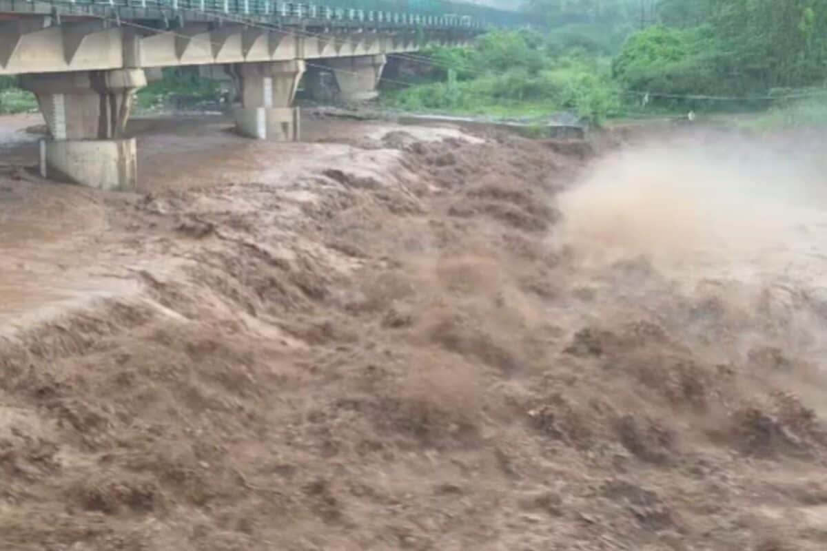 Chandigarh Rain: चंडीगढ़ में बारिश का तांडव! दुकानें डूबीं सड़कें बनीं तालाब IMD ने बजाई खतरे की घंटी