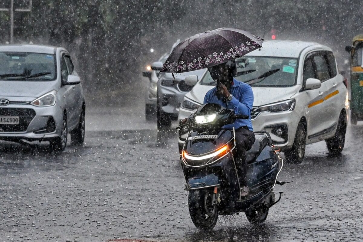 Delhi Rain Alert Live: ऑफिस से आज जल्दी निकलें घर दिल्ली में आफत का अलर्ट पूरे एनसीआर में रेड वार्निंग आंधी-बारिश का खतरा