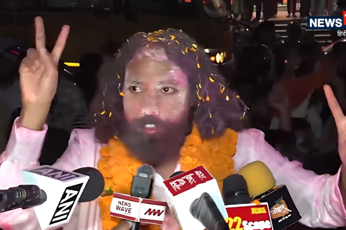 जटाओं पर अबीर चेहरे पर जीत का जश्‍न अनशन खत्म होते ही समर्थकों संग झूमे देवेंद्र महतो