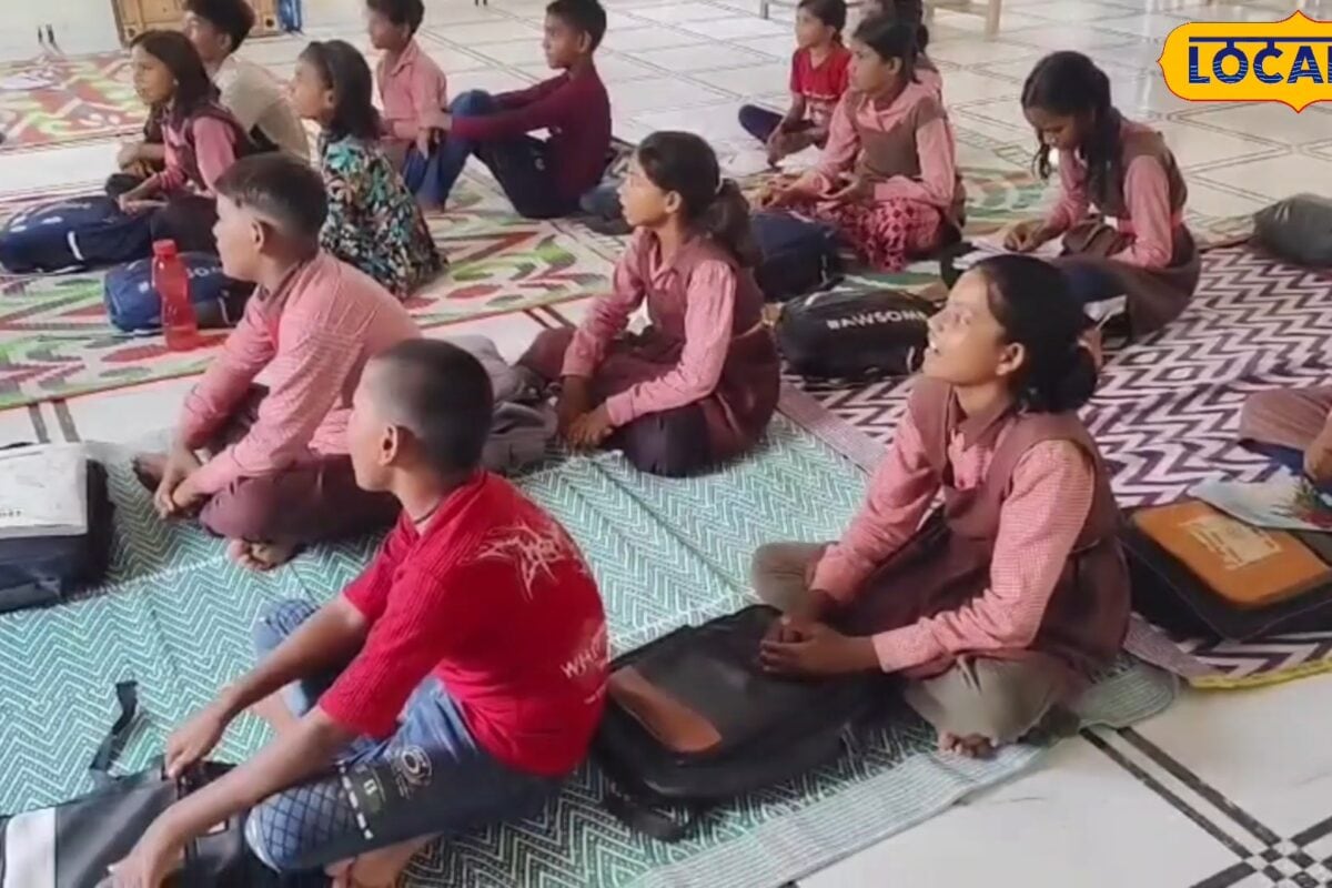 जौनपुर के कल्याणपुर में सरकारी विद्यालय का भवन हुआ जर्जर तो मंदिर में चलने लगीं कक्षाएं सुरक्षा को देखते लिया गया फैसला