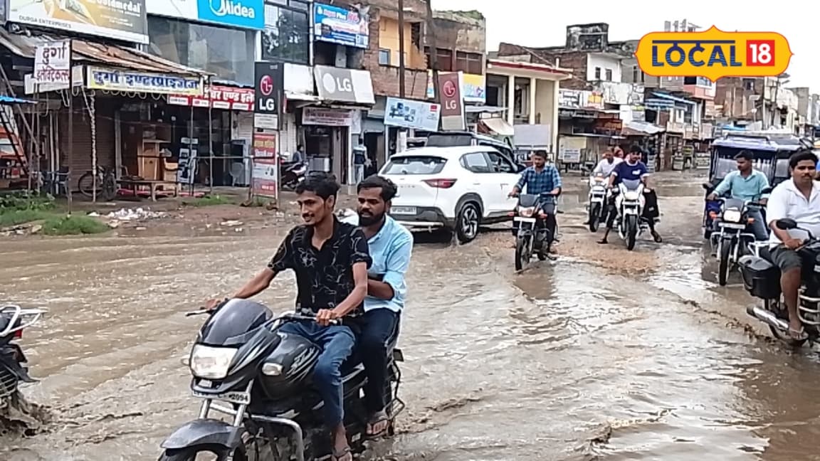 Ground report: धरना देने के बाद भी नहीं बनी अमेठी के जगदीशपुर बाजार की सड़क डेढ़ फिट भरा है पानी पलटता रहता है ई रिक्शा जानें