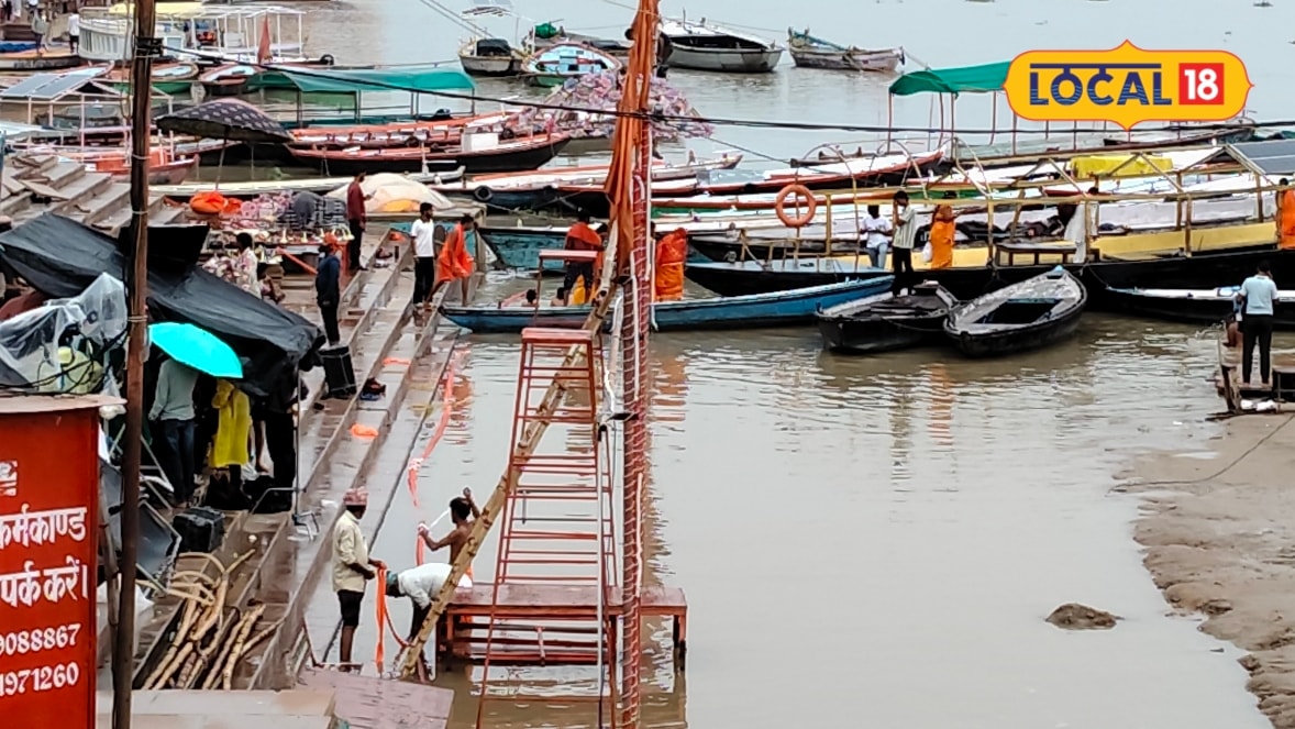 Varanasi News: घाट डूबे मंदिर जलमग्न और अब आरती की जगह भी बदली काशी में गंगा का दिखा रौद्र रूप