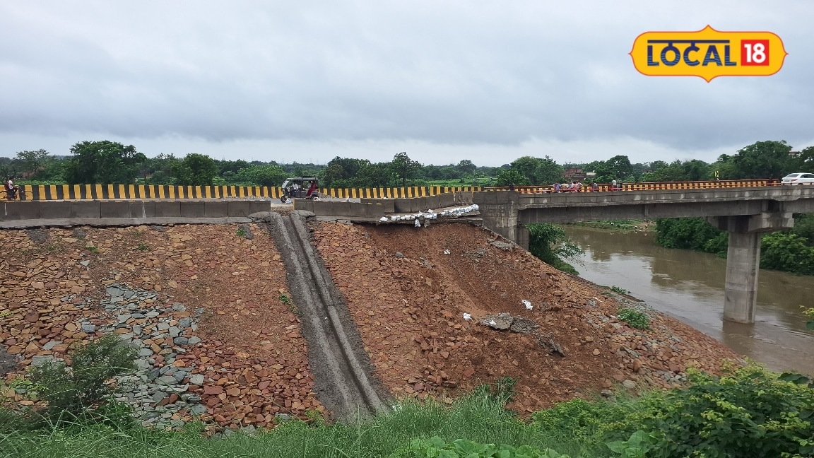 Mirzapur Aamghat Overbridge: पहली बारिश में ही धंस गई 64 करोड़ की सड़क आमघाट ओवरब्रिज पर अब शुरू हुई लीपापोती