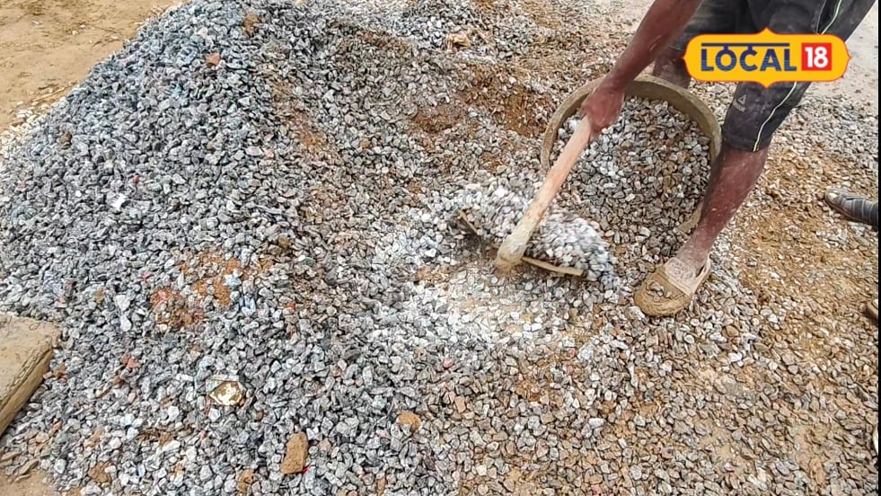 फिरोजाबादः नगर निगम नालों के निर्माण में घटिया सामग्री का कर रहा इस्तेमाल वार्ड 35 में RCC नाले में मिट्टी मिली गिट्टी का कर रहा उपयोग