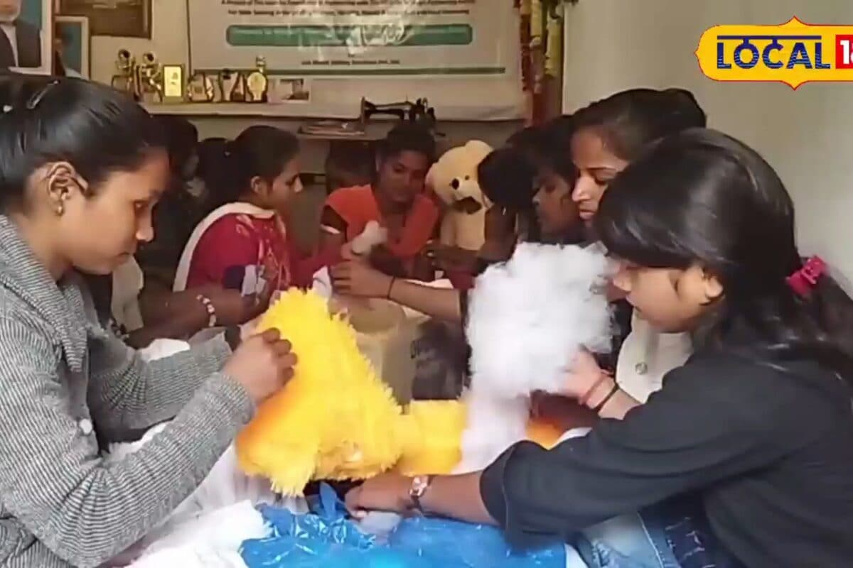 Free skill training: अमेठी में महिलाओं को मुफ्त में सीखाया जा रहा सॉफ्ट टॉय बनाना शुरू कर सकेंगे अपना खुद का रोजगार