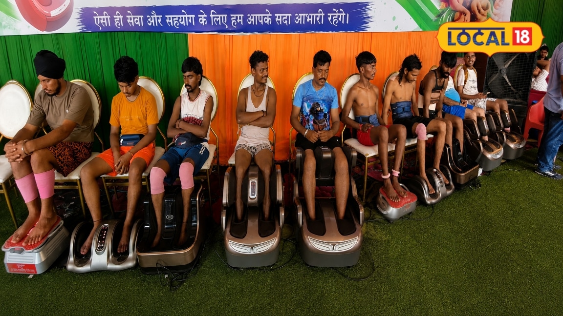 सहारनपुर में कांवड़ियों की थकान मिटाने के लिए लगाई गईं 21 मशीन किया जा रहा फुट मसाज शिव भक्त बोले बहुत आराम मिला