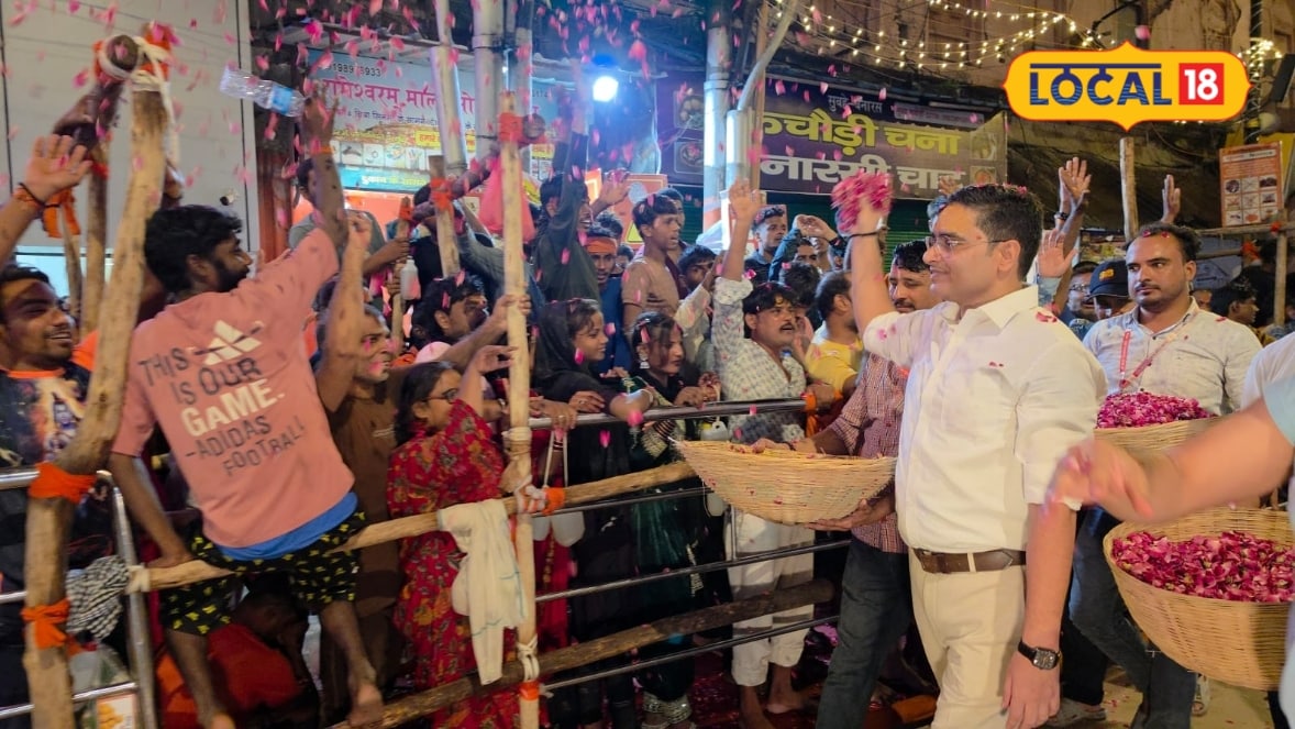बम-बम बोल रहा है बनारस बाबा के दर्शन के लिए उमड़ी भारी भीड़ कांवरियों पर बरसें फूल