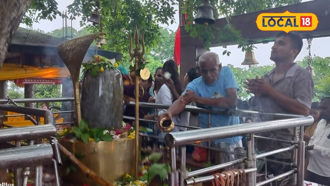 चित्रकूट में हर-हर महादेव के जयकारों से गूंजा पालेश्वर धाम भीड़ में ही जलाभिषेक करते दिखे शिवभक्त