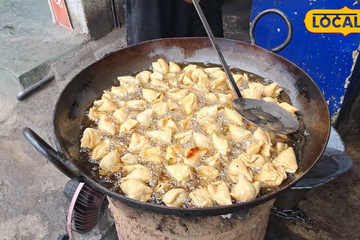 गयाजी में ₹10 के 3 समोसे! स्वाद ऐसा कि 30 मिनट लाइन लगते हैं लोग रोज बिकते हैं 2000 से ज्यादा