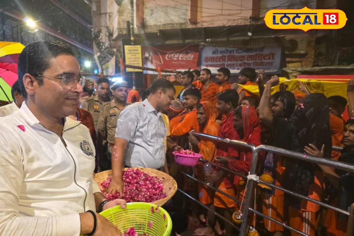 Varanasi News: बम बम बोल रहा है काशी सावन के पहले सोमवार पर बाबा विश्वनाथ के दरबार में भारी भीड़ 5 किमी लंबी कतार