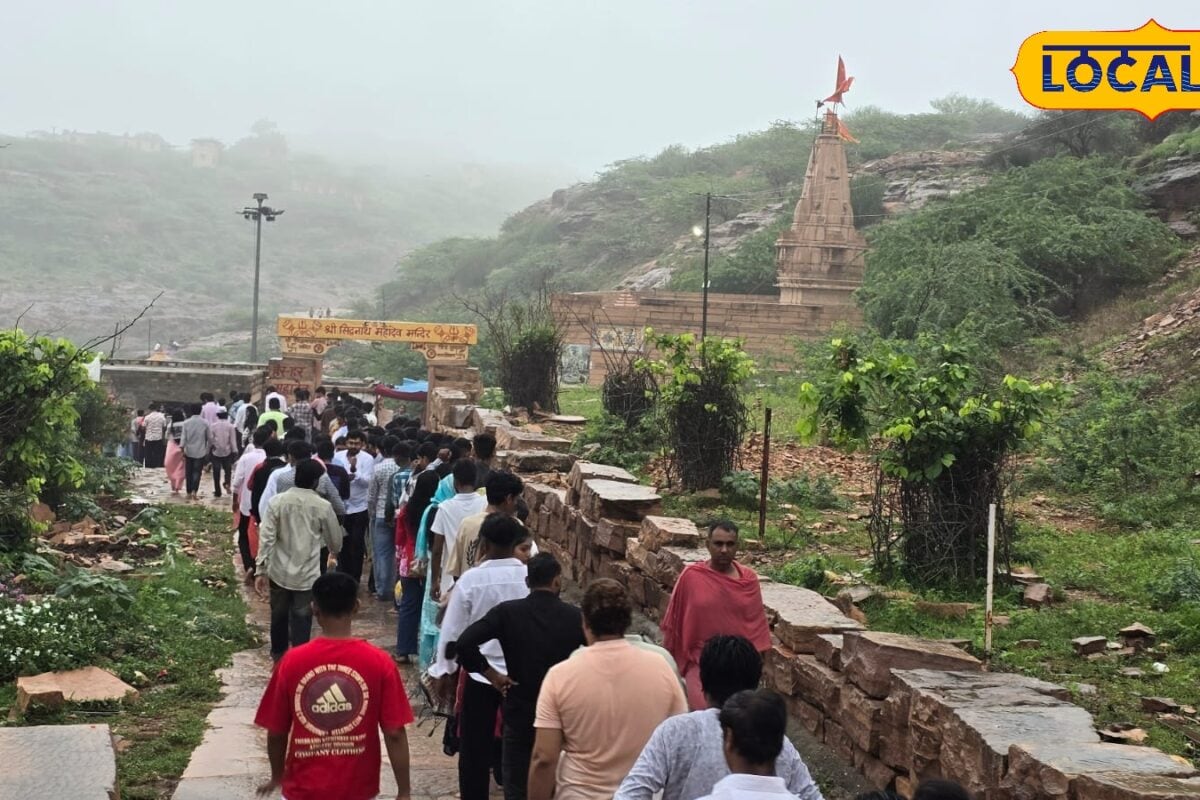 800 साल पुराने सिद्धनाथ महादेव मंदिर में भक्तों की भारी भीड़ सावन के पहले सोमवार पर गूंजा हर-हर महादेव