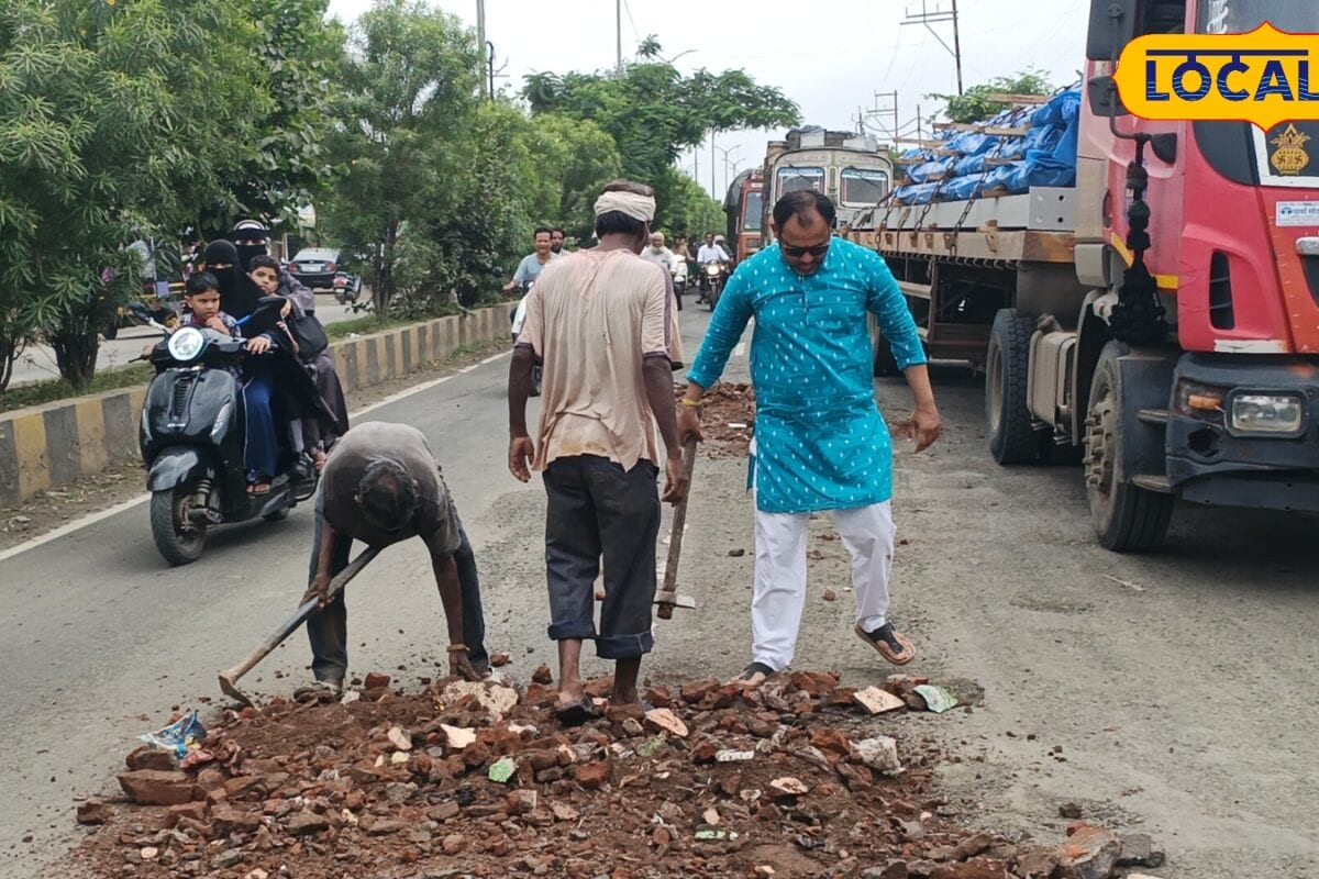 एमपी का यह हनुमान भक्त 10 साल से अपनी जेब से भर रहा सड़क के गड्ढे जानिए क्या है पूरी कहानी 