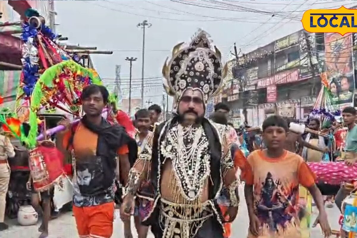 कांवड़ यात्रा में उतरा 'पुष्पक विमान': रावण का रूप धर गंगाजल लेकर निकले दिल्ली के मूलचंद, दे रहे अनोखा संदेश
