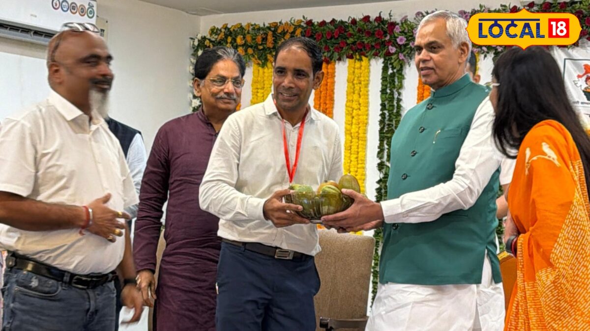 सहारनपुरः संदीप चौधरी के मियाजाकी आम को गुजरात के राज्यपाल देवव्रत को किया गया भेंट , 2.11 लाख रुपये में बिककर इस आम नें बनाया रिकॉर्ड सहारनपुरः संदीप चौधरी के मियाजाकी आम को गुजरात के राज्यपाल देवव्रत को किया गया भेंट , 2.11 लाख रुपये में बिककर इस आम नें बनाया रिकॉर्ड