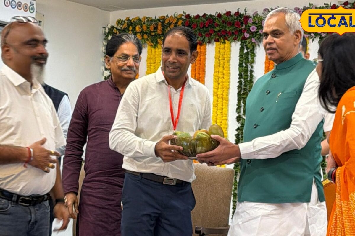 सहारनपुरः संदीप चौधरी के मियाजाकी आम को गुजरात के राज्यपाल देवव्रत को किया गया भेंट  211 लाख रुपये में बिककर इस आम नें बनाया रिकॉर्ड
