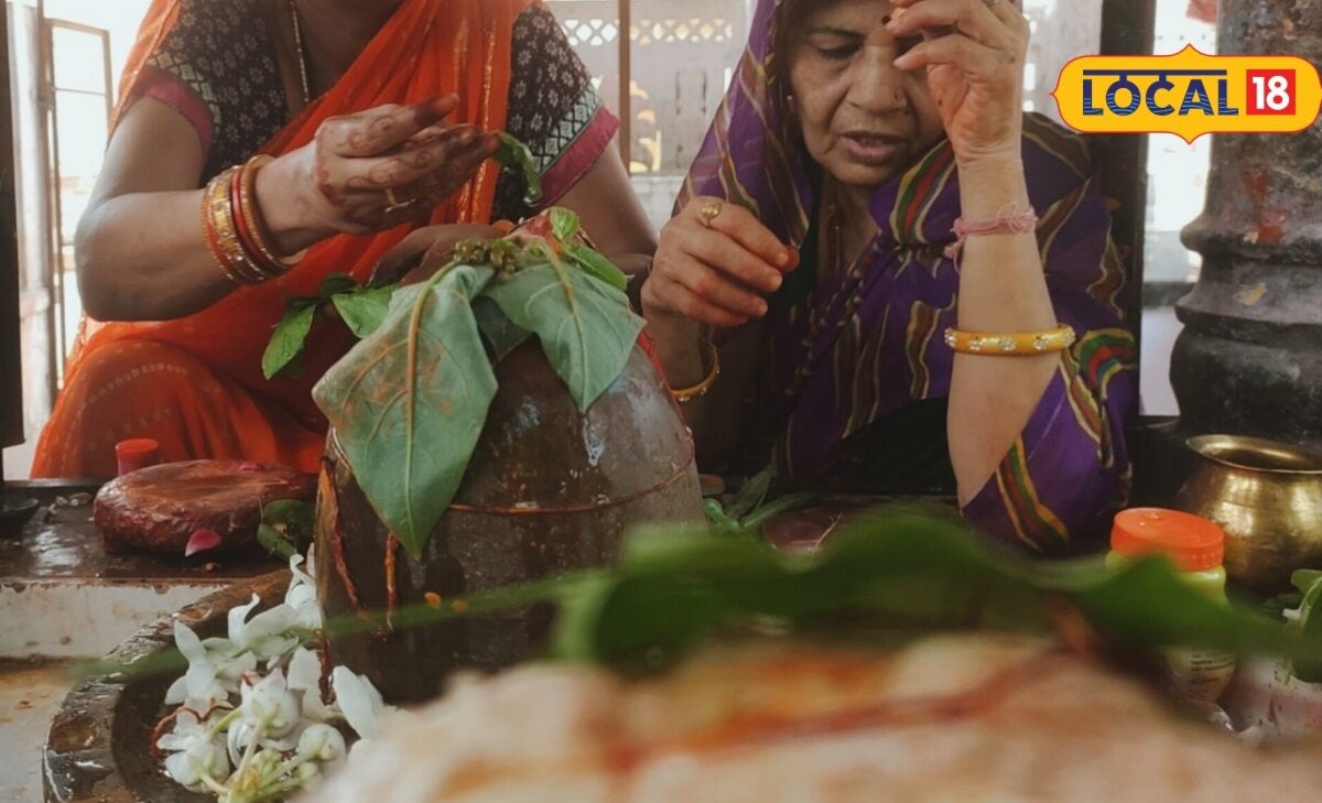 सावन में शिवभक्त भूलकर भी न करें ये 3 गलतियां पूजा का फल हो सकता है प्रभावित जानें शिवलिंग पर क्या चढ़ाएं