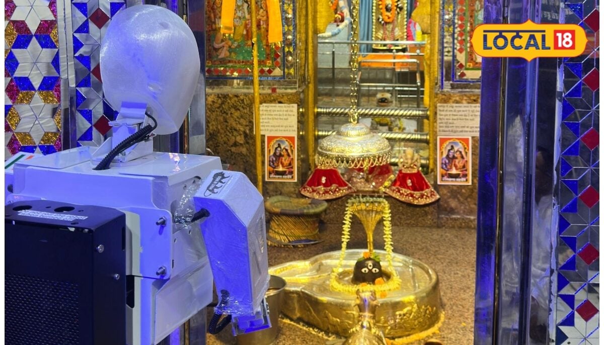Udaipur Robot News : सावन में महादेव के मंदिर पहुंचा शहर का पहला रोबोट, बजाई घंटी और जोड़े हाथ