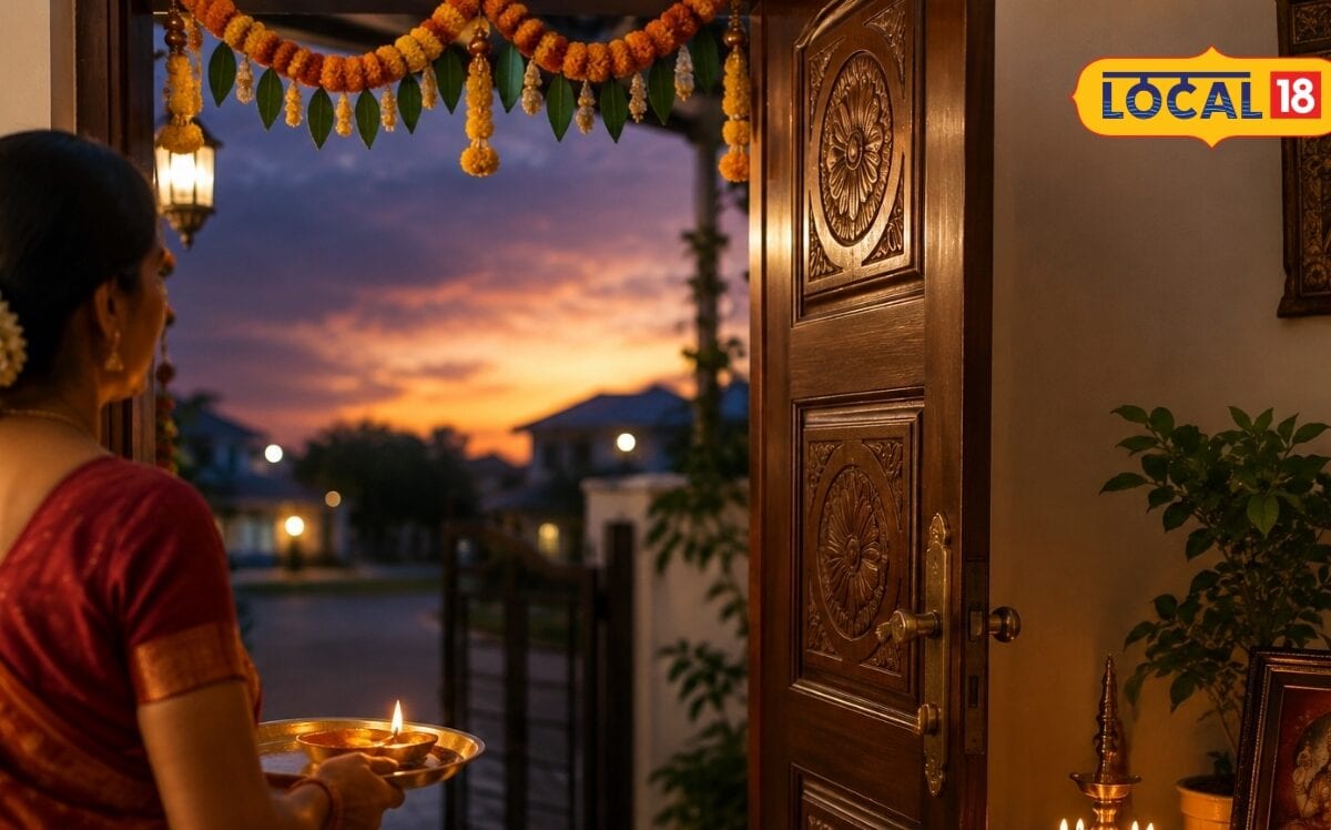 Vastu Shastra Tips: घर में चाहते हैं लक्ष्मी का वास और सुख-समृद्धि तो शाम को मुख्य दरवाजे पर जरूर करें ये उपाय