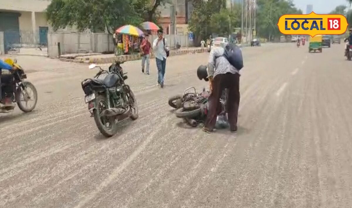 नोएडा में सड़कों की खराब हालत पर सवाल प्राधिकरण ने 2022 से सभी टेंडरों की जांच के आदेश दिए लापरवाही पर होगी कार्रवाई होगी