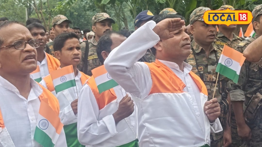कभी तिरंगा फहराने से डरते थे गांव अब पूर्व नक्सली हाथ में लेकर कर रहे सैल्यूट बालाघाट में बदली तस्वीर