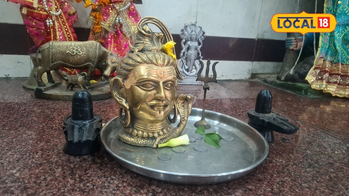आगरा के पंचकुइयां चौराहे पर स्थित है पीतल धातु से बनी अद्भुत प्रतिमा वाला शिव मंदिर 21 सोमवार दर्शन से पूर्ण होती है इच्छा