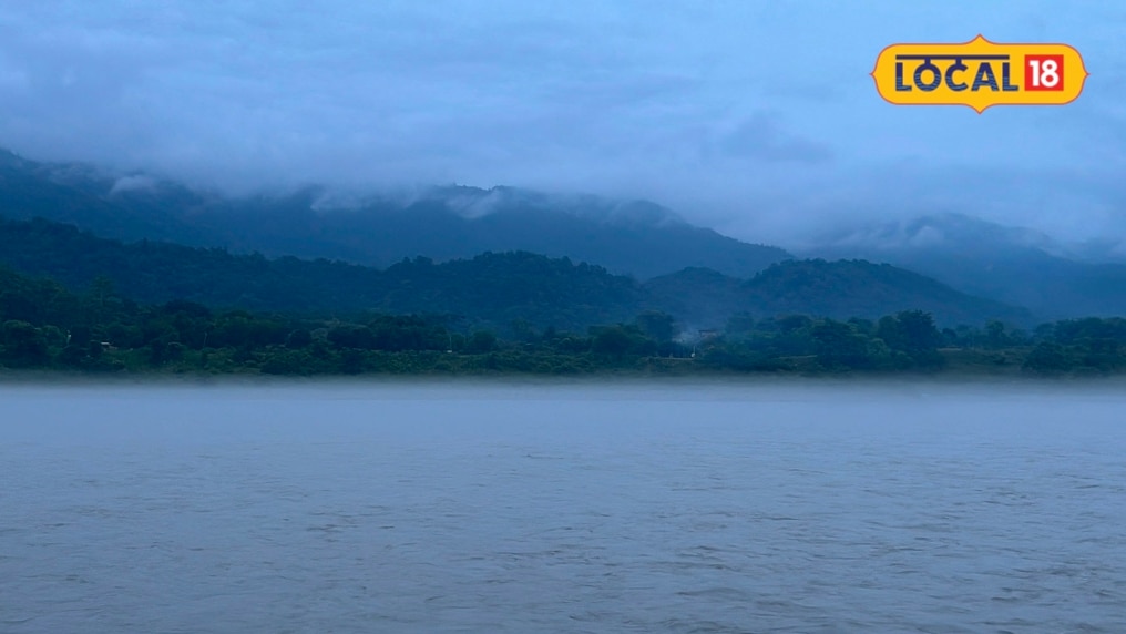 धुंध की चादर गंगा की लहरें और ठंडी हवाएं बारिश के बाद स्वर्ग सा दिखा ऋषिकेश