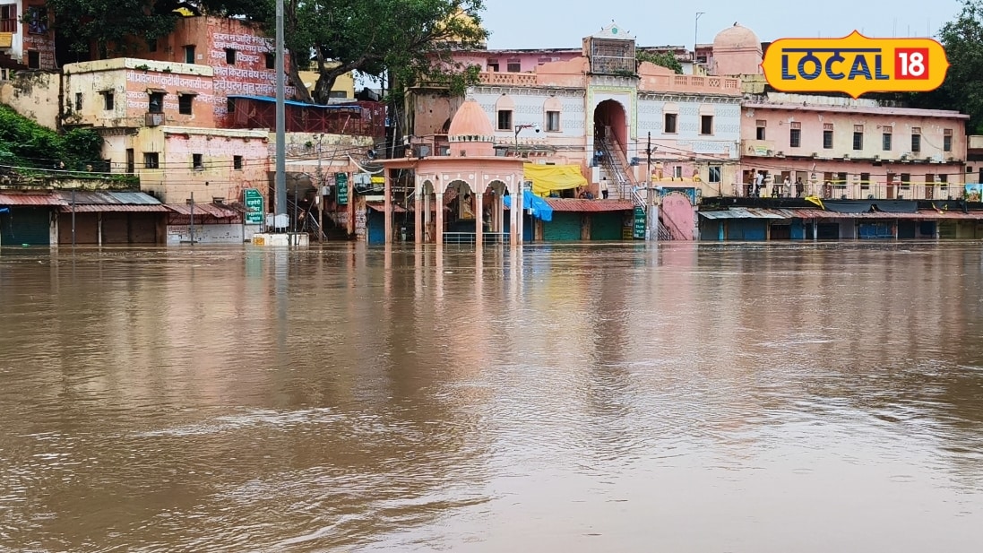 चित्रकूट में मंदाकिनी नदी का जलस्तर बढ़ा रामघाट की सीढ़ियां डूबीं बाढ़ का पानी दुकानों तक पहुंचा दुकानदारों में हड़कंप