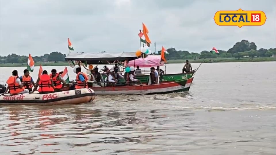 मिर्जापुर में उफनती गंगा के बीच हुआ पारंपरिक नौका प्रतियोगिता निषाद समाज ने दिखाया हुनर
