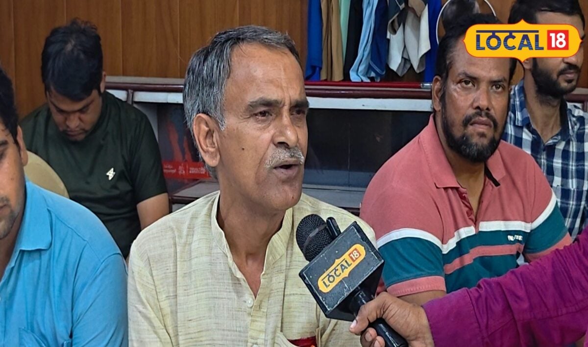 नोएडा के चौड़ा सादतपुर गांव के लोगों ने स्थानीय विधायक-प्राधिकरण को दिया शून्य नंबर जलभराव गंदगी और अधिकारियों की अनदेखी से परेशान