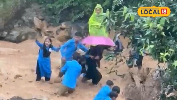 Bageshwar News: उफनता गधेरा, हाथों में बच्चों के हाथ... बागेश्वर में खतरों को पार कर ऐसे स्कूल पहुंचते हैं नौनिहाल
