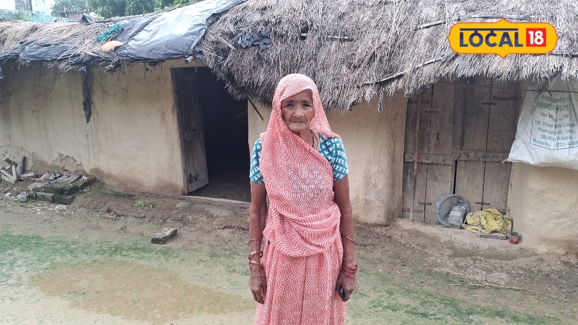 डिप्टी सीएम ने बोला है अब आवास मिल जाये तो ठीक नहीं तो जैसे-तैसे जिंदगी काट लेंगे अमेठी की 65 साल की विद्यावती ने कहा