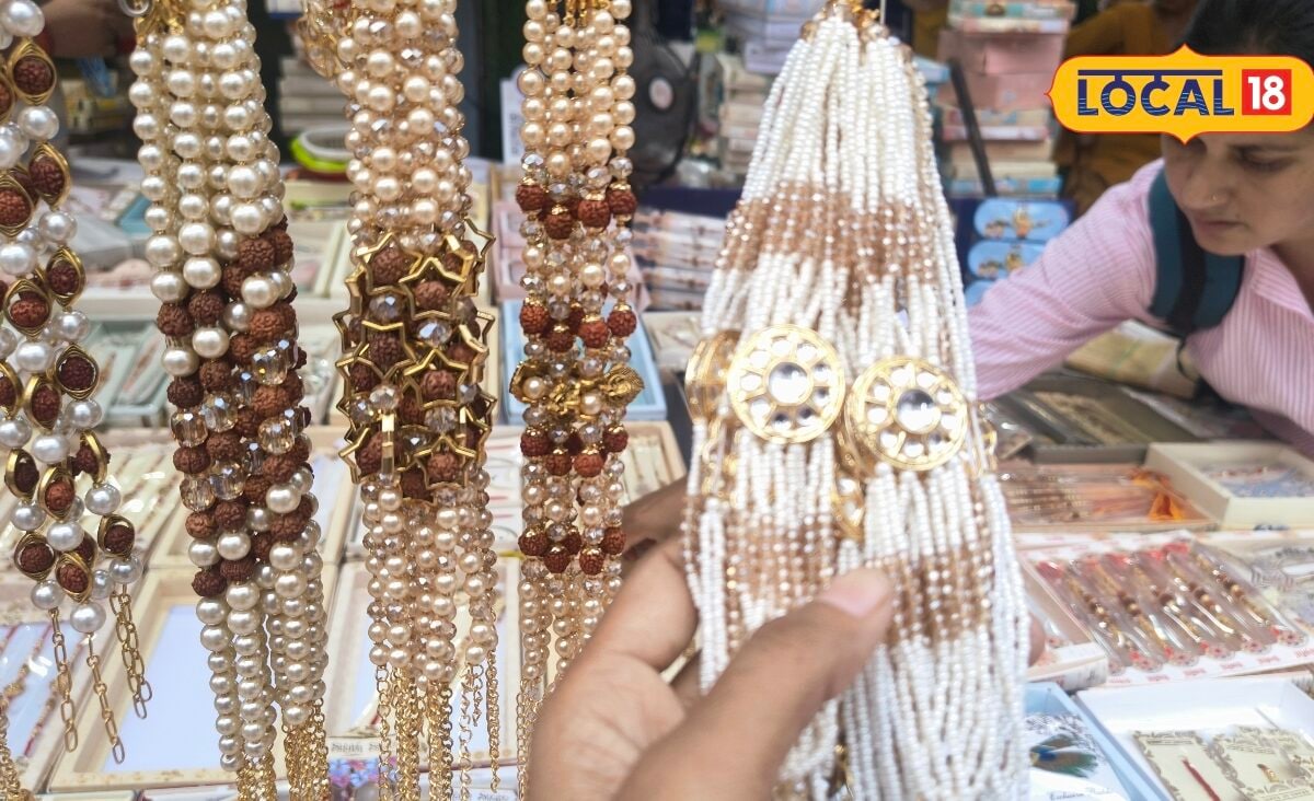देहरादून के बाजारों में रक्षाबंधन की रौनक भाभी राखी और इविल आई राखी का क्रेज 10 रुपये से कीमत शुरू