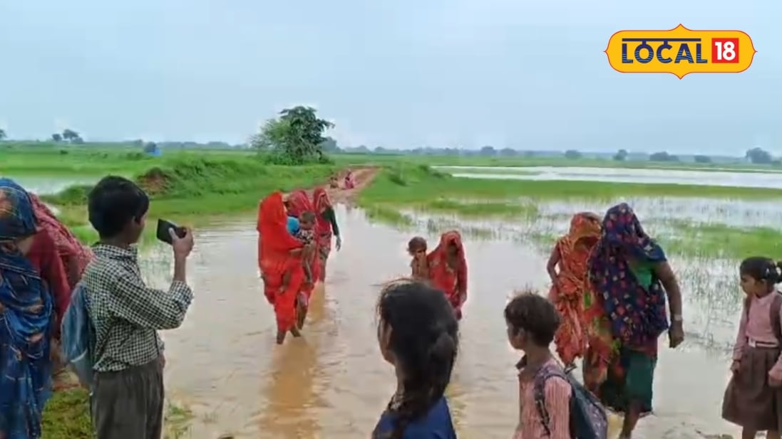 घुटने तक पानी से स्कूल जाते हैं कई बार गिरने से भीग जाती हैं किताबें चित्रकूट के बच्चों का अनोखा प्रदर्शन