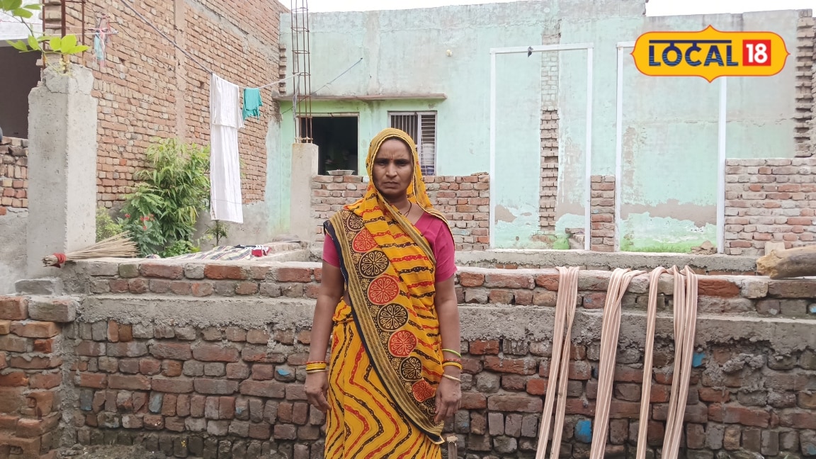 मथुरा के महोली गांव में प्रधानमंत्री आवास योजना के अधूरे पड़े मकान लाभार्थी बोले 1 साल बाद भी नहीं आयी दूसरी किस्त टीन में रहने को मजबूर