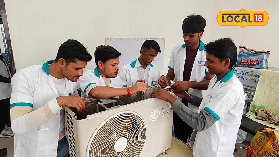फिरोजाबाद में युवाओं को फ्री मिल रहा एसी फ्रीज रिपेयरिंग की ट्रेनिंग स्वरोजगार के लिए मिलेगी आर्थिक मदद
