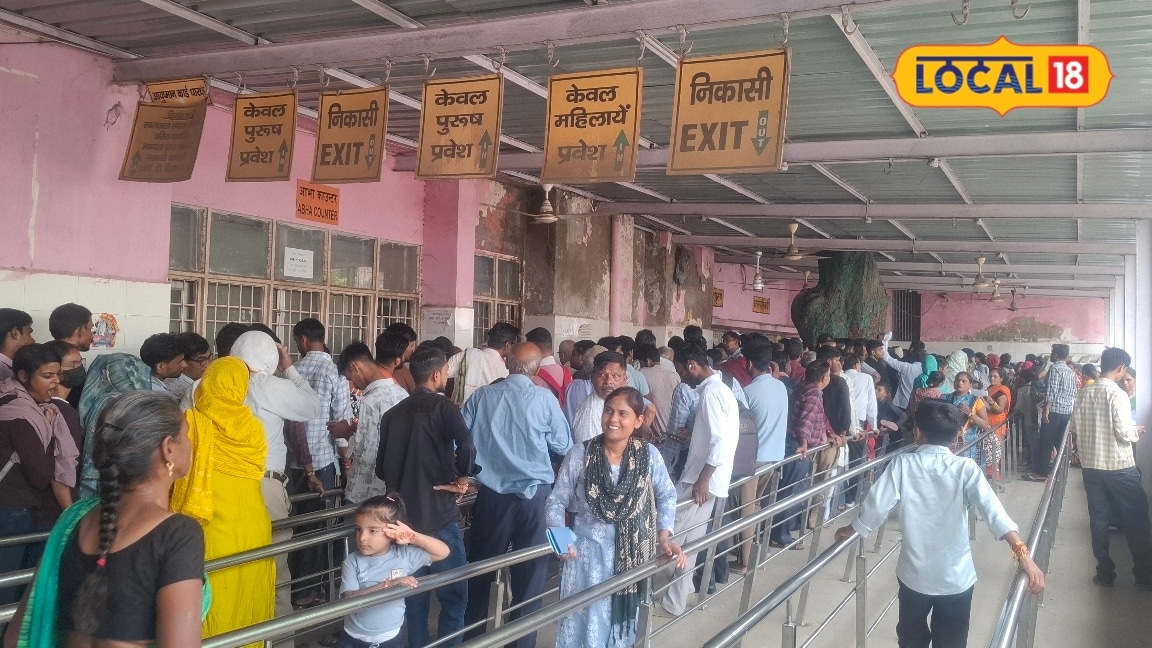 सावन और रक्षाबंधन की छुट्टियों के बाद आगरा के जिला अस्पताल में मरीजों की भीड़ बढ़ी पर्चा काउंटरों पर लंबी कतारें