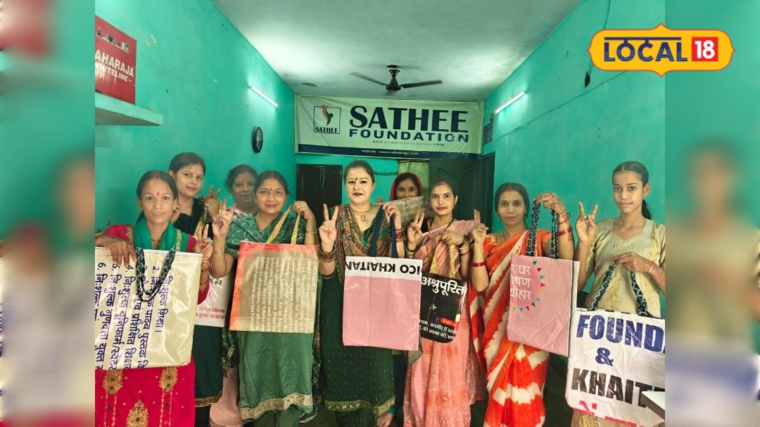 गाजियाबाद में बेकार फ्लेक्स से तैयार हो रहे उपयोगी बैग 35 महिलाओं को मिला रोजगार अनोखी पहल से पर्यावरण सुरक्षा