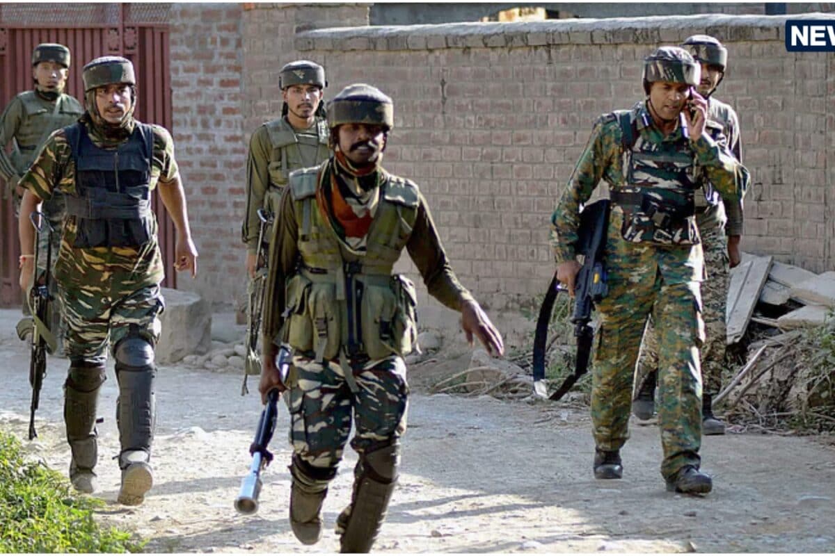कश्मीर में टूट रही आतंकियों की रीढ़: 18 घंटों में 10 मददगार गिरफ्तार गोला-बारूद और हथियार भी बरामद