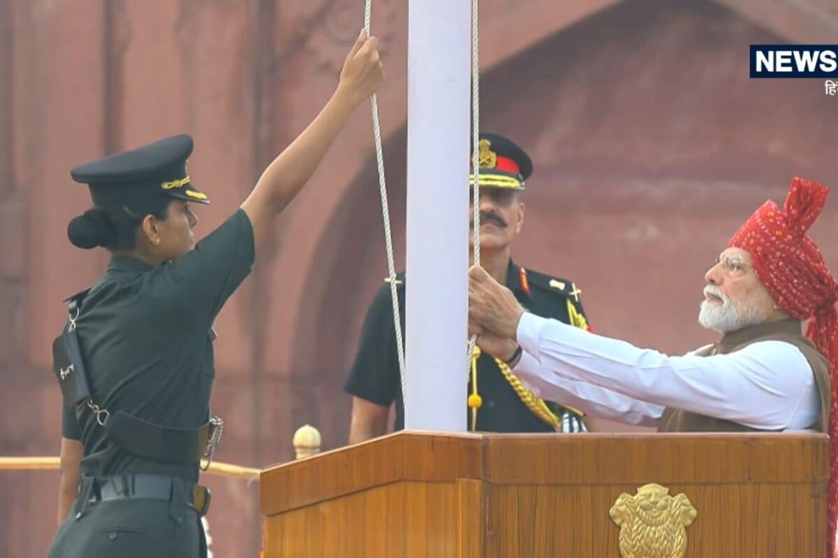लाल किले पर PM संग तिरंगा फहराने वाली कैप्टन सोनिया सिंह चौहान कौन हैं