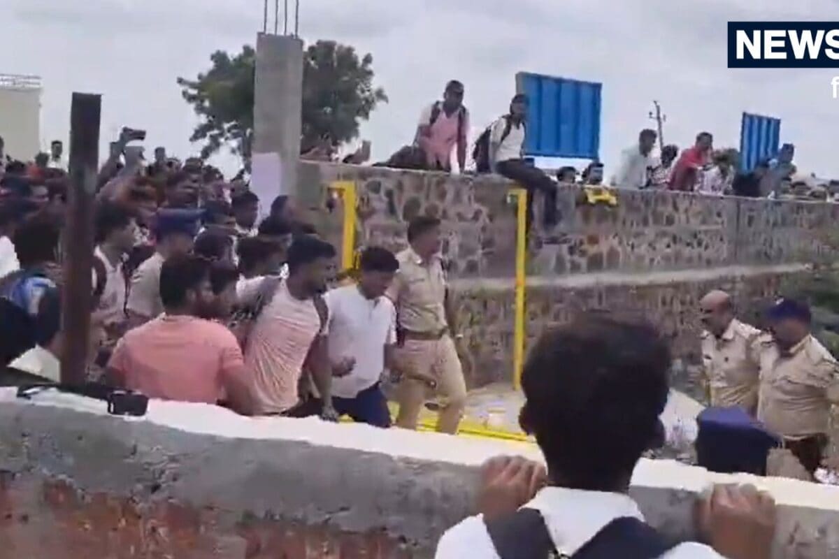 30 मिनट देरी से मिला प्रश्नपत्र OMR पर भी उठे सवाल कर्नाटक पुलिस भर्ती परीक्षा में हंगामा री-एग्जाम की मांग