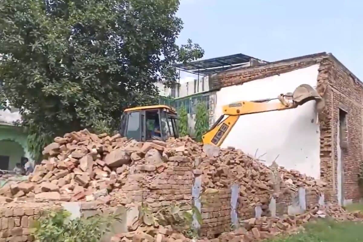 Muzaffarnagar Madrasa: मुजफ्फरनगर में धर्मांतरण के 'अड्डे' पर गरजा बुलडोजर, अवैध मदरसा जमींदोज, खौफ में मौलाना